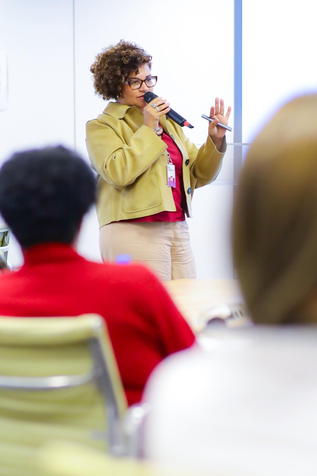 Nasceu em Brasília a Academia de Cuidados que capacitou a primeira turma de gestores, uma iniciativa do MDS, OIT e ENAP Entre os dias 11 e 13 de novembro, nasceu em Brasília (DF) a Academia de Cuidados, uma iniciativa inédita do Ministério do Desenvolvimento e Assistência Social, Família e Combate à Fome (MDS), em parceria com a Organização Internacional do Trabalho (OIT) e a Escola Nacional de Administração Pública (Enap). Mais do que um evento, a Academia simboliza o início de uma nova era para a Política Nacional de Cuidados no Brasil — uma política que reconhece o cuidado como parte essencial do desenvolvimento sustentável, da igualdade de gênero e da justiça social. E para eternizar cada momento dessa transformação, a Agência Carcará foi escolhida para registrar, por meio da fotografia publicitária, as emoções, expressões e histórias da primeira turma de gestores da Academia de Cuidados.