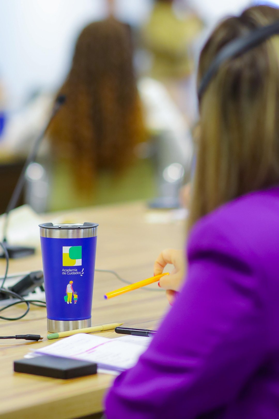 Nasceu em Brasília a Academia de Cuidados que capacitou a primeira turma de gestores, uma iniciativa do MDS, OIT e ENAP Entre os dias 11 e 13 de novembro, nasceu em Brasília (DF) a Academia de Cuidados, uma iniciativa inédita do Ministério do Desenvolvimento e Assistência Social, Família e Combate à Fome (MDS), em parceria com a Organização Internacional do Trabalho (OIT) e a Escola Nacional de Administração Pública (Enap). Mais do que um evento, a Academia simboliza o início de uma nova era para a Política Nacional de Cuidados no Brasil — uma política que reconhece o cuidado como parte essencial do desenvolvimento sustentável, da igualdade de gênero e da justiça social. E para eternizar cada momento dessa transformação, a Agência Carcará foi escolhida para registrar, por meio da fotografia publicitária, as emoções, expressões e histórias da primeira turma de gestores da Academia de Cuidados.