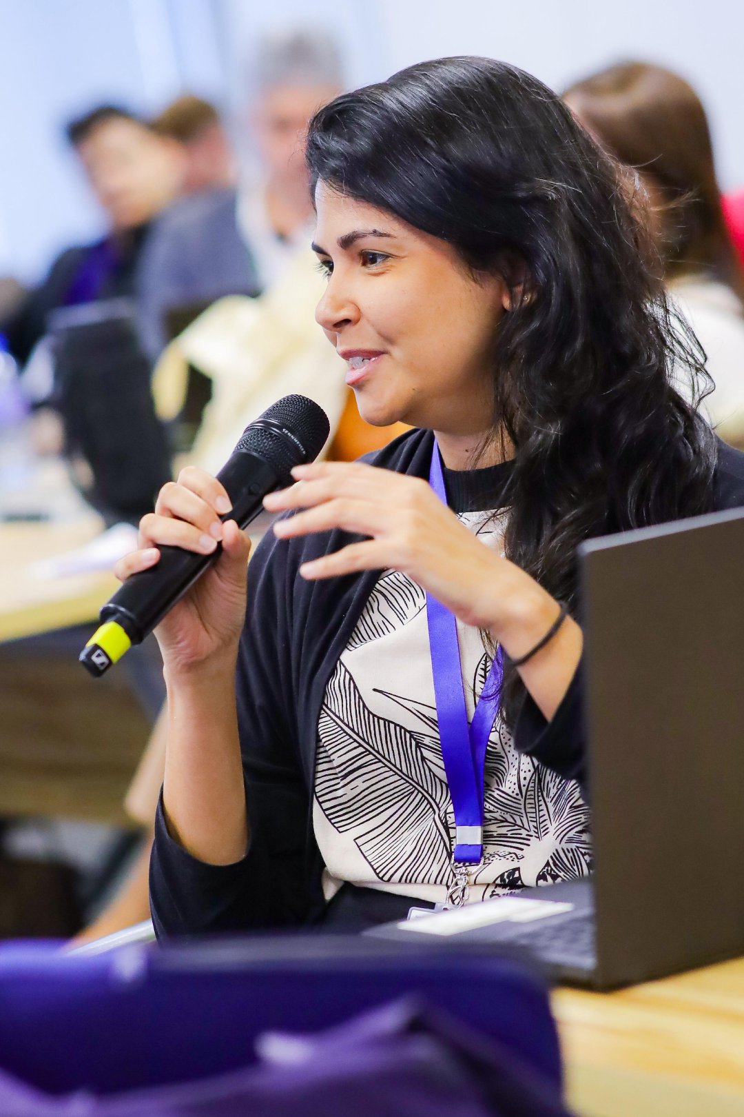 Nasceu em Brasília a Academia de Cuidados que capacitou a primeira turma de gestores, uma iniciativa do MDS, OIT e ENAP Entre os dias 11 e 13 de novembro, nasceu em Brasília (DF) a Academia de Cuidados, uma iniciativa inédita do Ministério do Desenvolvimento e Assistência Social, Família e Combate à Fome (MDS), em parceria com a Organização Internacional do Trabalho (OIT) e a Escola Nacional de Administração Pública (Enap). Mais do que um evento, a Academia simboliza o início de uma nova era para a Política Nacional de Cuidados no Brasil — uma política que reconhece o cuidado como parte essencial do desenvolvimento sustentável, da igualdade de gênero e da justiça social. E para eternizar cada momento dessa transformação, a Agência Carcará foi escolhida para registrar, por meio da fotografia publicitária, as emoções, expressões e histórias da primeira turma de gestores da Academia de Cuidados.