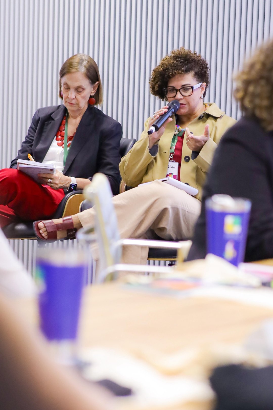 Nasceu em Brasília a Academia de Cuidados que capacitou a primeira turma de gestores, uma iniciativa do MDS, OIT e ENAP Entre os dias 11 e 13 de novembro, nasceu em Brasília (DF) a Academia de Cuidados, uma iniciativa inédita do Ministério do Desenvolvimento e Assistência Social, Família e Combate à Fome (MDS), em parceria com a Organização Internacional do Trabalho (OIT) e a Escola Nacional de Administração Pública (Enap). Mais do que um evento, a Academia simboliza o início de uma nova era para a Política Nacional de Cuidados no Brasil — uma política que reconhece o cuidado como parte essencial do desenvolvimento sustentável, da igualdade de gênero e da justiça social. E para eternizar cada momento dessa transformação, a Agência Carcará foi escolhida para registrar, por meio da fotografia publicitária, as emoções, expressões e histórias da primeira turma de gestores da Academia de Cuidados.