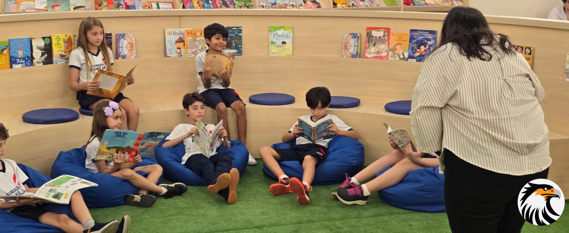 Campanha de matrículas: como integrar vídeos, anúncios e landing pages para gerar inscrições
Para qualquer instituição de ensino — seja ela um colégio de educação básica, uma escola bilíngue de tempo integral ou um centro universitário regional —, a temporada de matrículas representa o período mais crítico do calendário de governança. As decisões estratégicas, os investimentos em comunicação e a eficiência do processo de captação executados em uma janela de apenas noventa dias definem, matematicamente, o faturamento, a taxa de ocupação das salas de aula e a saúde financeira dos próximos doze meses da entidade.

No entanto, ao auditar a operação de dezenas de colégios em todo o país, deparamo-nos frequentemente com um gargalo estrutural perigoso: a entrega da responsabilidade da campanha mais vital do ano para fluxos operacionais amadores ou desintegrados. Muitos gestores ainda acreditam que fazer campanha de matrículas resume-se a impulsionar algumas fotos institucionais no Instagram e estender uma faixa comemorativa no portão principal da escola.

Aqui quem fala é Alexandre Augusto, Diretor de Estratégia da Agência Carcará. Meu DNA profissional é essencialmente híbrido: opero na intersecção exata entre a lógica matemática da Análise de Sistemas e a psicologia de conexão e persuasão da Comunicação Social. Neste manifesto de alta densidade, vamos demonstrar por que matricular novos alunos na era dos algoritmos com Inteligência Artificial exige subir o sarrafo da gestão.

Você compreenderá como a integração milimétrica entre produção audiovisual contínua, tráfego pago multicanal, landing pages sem atritos e alinhamento com a secretaria escolar forma o único ecossistema capaz de gerar matrículas previsíveis para o seu colégio.