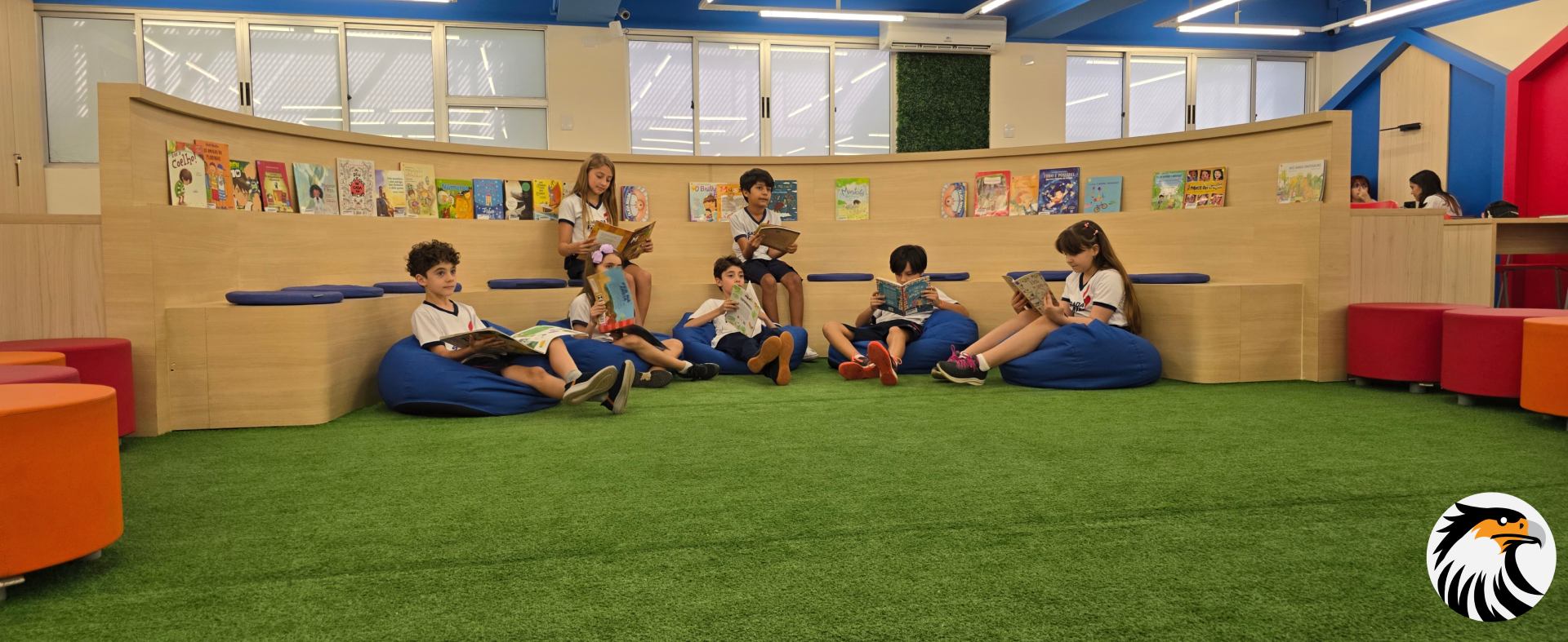Campanha de matrículas: como integrar vídeos, anúncios e landing pages para gerar inscrições
Para qualquer instituição de ensino — seja ela um colégio de educação básica, uma escola bilíngue de tempo integral ou um centro universitário regional —, a temporada de matrículas representa o período mais crítico do calendário de governança. As decisões estratégicas, os investimentos em comunicação e a eficiência do processo de captação executados em uma janela de apenas noventa dias definem, matematicamente, o faturamento, a taxa de ocupação das salas de aula e a saúde financeira dos próximos doze meses da entidade.

No entanto, ao auditar a operação de dezenas de colégios em todo o país, deparamo-nos frequentemente com um gargalo estrutural perigoso: a entrega da responsabilidade da campanha mais vital do ano para fluxos operacionais amadores ou desintegrados. Muitos gestores ainda acreditam que fazer campanha de matrículas resume-se a impulsionar algumas fotos institucionais no Instagram e estender uma faixa comemorativa no portão principal da escola.

Aqui quem fala é Alexandre Augusto, Diretor de Estratégia da Agência Carcará. Meu DNA profissional é essencialmente híbrido: opero na intersecção exata entre a lógica matemática da Análise de Sistemas e a psicologia de conexão e persuasão da Comunicação Social. Neste manifesto de alta densidade, vamos demonstrar por que matricular novos alunos na era dos algoritmos com Inteligência Artificial exige subir o sarrafo da gestão.

Você compreenderá como a integração milimétrica entre produção audiovisual contínua, tráfego pago multicanal, landing pages sem atritos e alinhamento com a secretaria escolar forma o único ecossistema capaz de gerar matrículas previsíveis para o seu colégio.