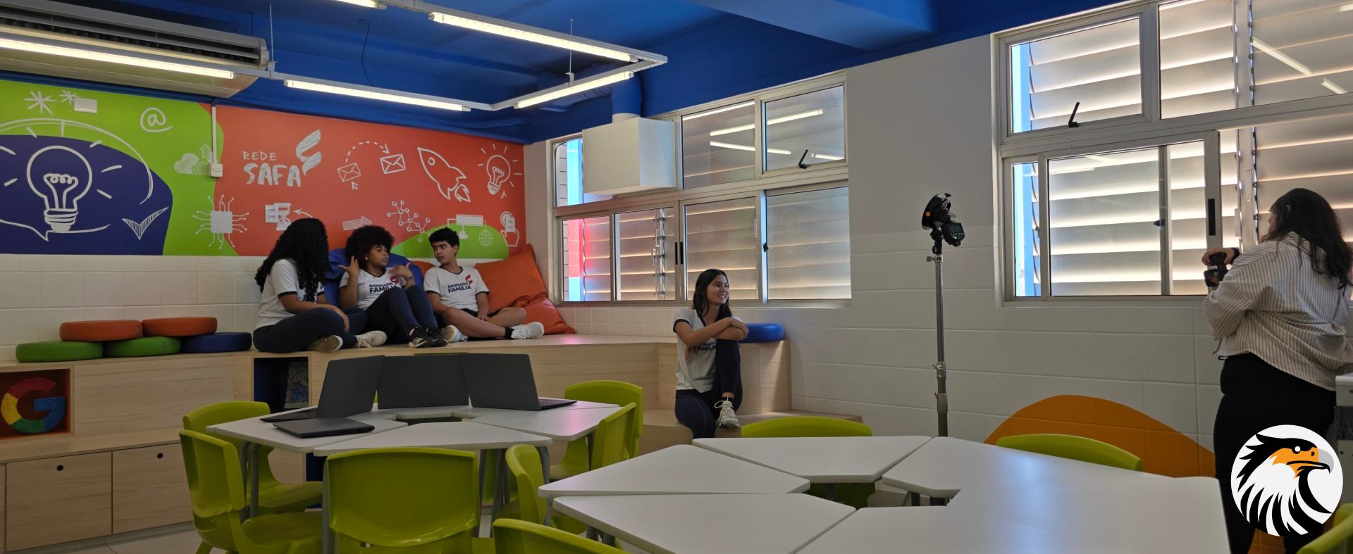 Campanha de matrículas: como integrar vídeos, anúncios e landing pages para gerar inscrições
Para qualquer instituição de ensino — seja ela um colégio de educação básica, uma escola bilíngue de tempo integral ou um centro universitário regional —, a temporada de matrículas representa o período mais crítico do calendário de governança. As decisões estratégicas, os investimentos em comunicação e a eficiência do processo de captação executados em uma janela de apenas noventa dias definem, matematicamente, o faturamento, a taxa de ocupação das salas de aula e a saúde financeira dos próximos doze meses da entidade.

No entanto, ao auditar a operação de dezenas de colégios em todo o país, deparamo-nos frequentemente com um gargalo estrutural perigoso: a entrega da responsabilidade da campanha mais vital do ano para fluxos operacionais amadores ou desintegrados. Muitos gestores ainda acreditam que fazer campanha de matrículas resume-se a impulsionar algumas fotos institucionais no Instagram e estender uma faixa comemorativa no portão principal da escola.

Aqui quem fala é Alexandre Augusto, Diretor de Estratégia da Agência Carcará. Meu DNA profissional é essencialmente híbrido: opero na intersecção exata entre a lógica matemática da Análise de Sistemas e a psicologia de conexão e persuasão da Comunicação Social. Neste manifesto de alta densidade, vamos demonstrar por que matricular novos alunos na era dos algoritmos com Inteligência Artificial exige subir o sarrafo da gestão.

Você compreenderá como a integração milimétrica entre produção audiovisual contínua, tráfego pago multicanal, landing pages sem atritos e alinhamento com a secretaria escolar forma o único ecossistema capaz de gerar matrículas previsíveis para o seu colégio.